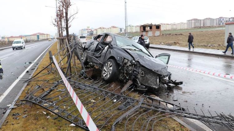 Erzerom: Otomobîlek li hesinên kêleka rê qelibî: 1 jê zarok 5 kes birîndar bûn