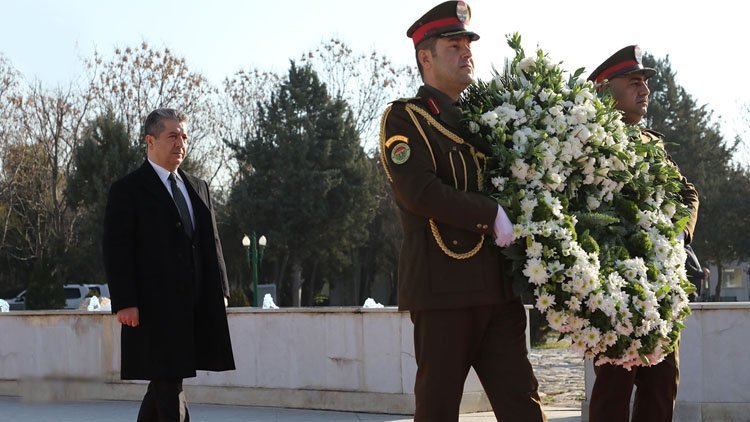 Mesrûr Barzanî tacegulek li ser monomenta şehîdên 1ê Şibatê dana