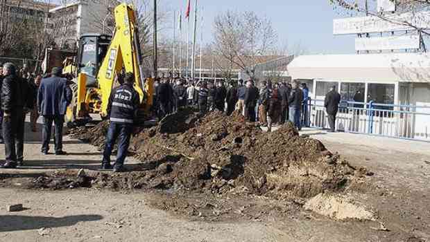 Diyarbakır’da DEDAŞ  kriz'i  Belediye hendek kazdı.