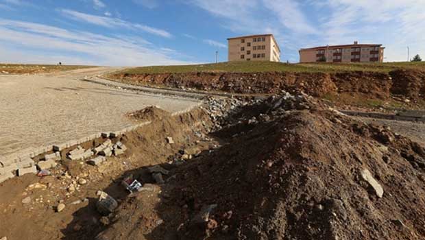 Türk Askeri Sınıra hendek kazıyor