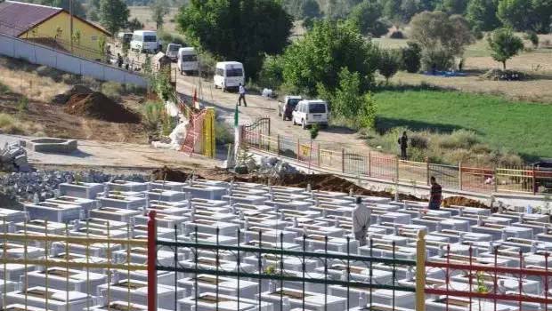 Özel Harekat Timleri Bitlis'te gerilla şehitliğini tahrip ettiler.