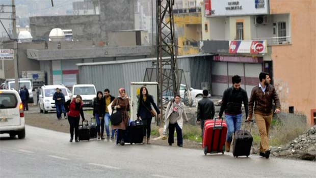 3 bin öğretmen bir SMS'le Cizre ve Silopi'yi terk etti