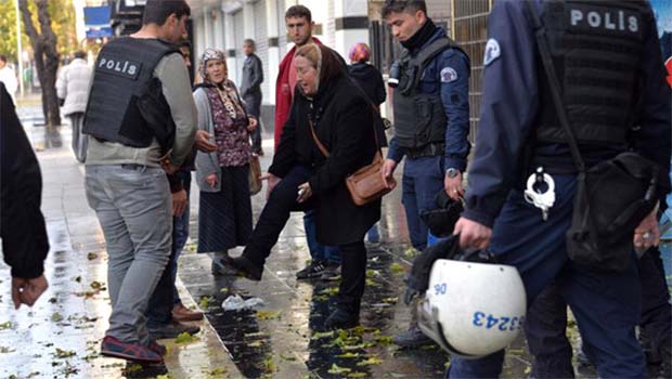 Burası Kürdistan diyen yaşlı kadına Polisden Cevap: Burası Türkiye