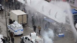 Hakkari'de yürüyüşe polis engeli