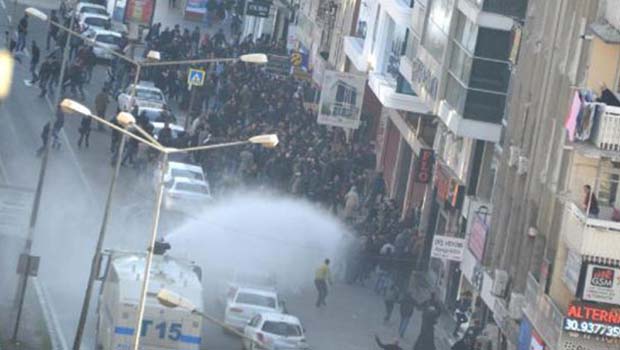 Diyarbakır'da Sur'a yürümek isteyen gruba polis müdahalesi