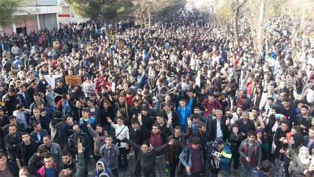 Halk, Sur'da mahsur kalan siviller için toplanıyor