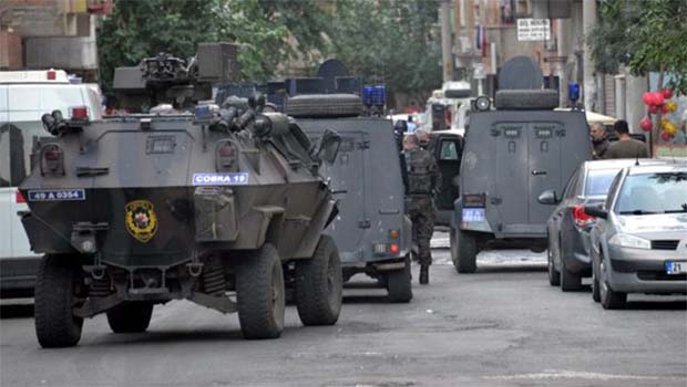 Diyarbakır'da polise silahlı saldırı