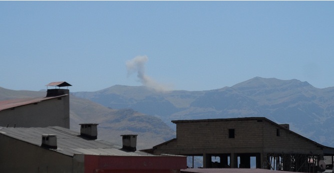 Hakkari'ye Hakim Tepelere Top Ateşi