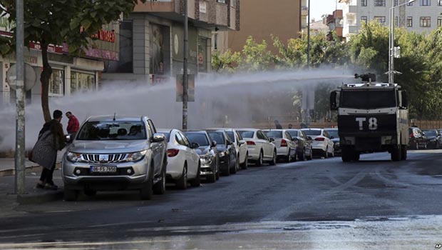 Voanews: Kürt Belediye Eşbaşkanlarının Tutuklanmasının Ardından Protestolar Yayılıyor