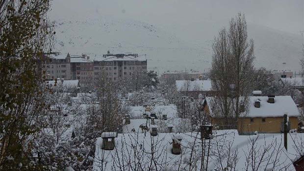 Bitlis’te yarım metre kar yağdı