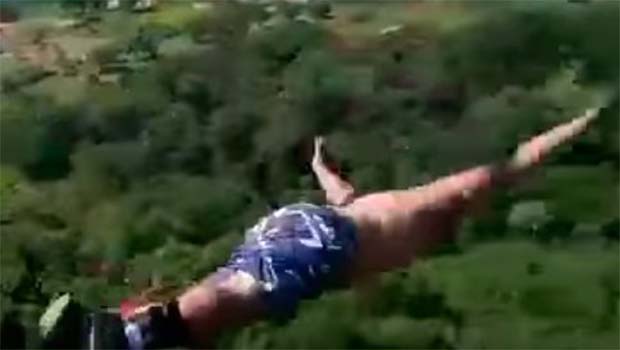 Brezilyalı adamın bungee jumping denemesi trajik bitti [VİDEO]