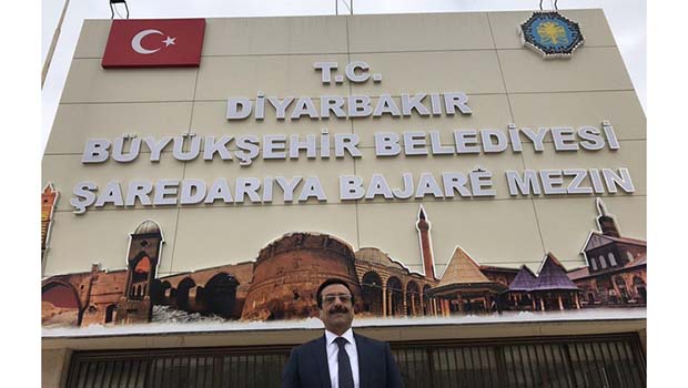 Diyarbakır'da kayyum yeni tabela önünde poz verdi