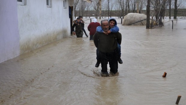 Muş'ta sağanak hayatı felç etti