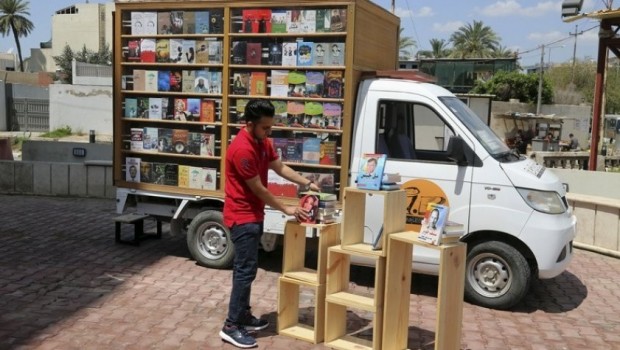 Bağdat'ın tehlikeli sokaklarında seyyar kitapçı dükkanı