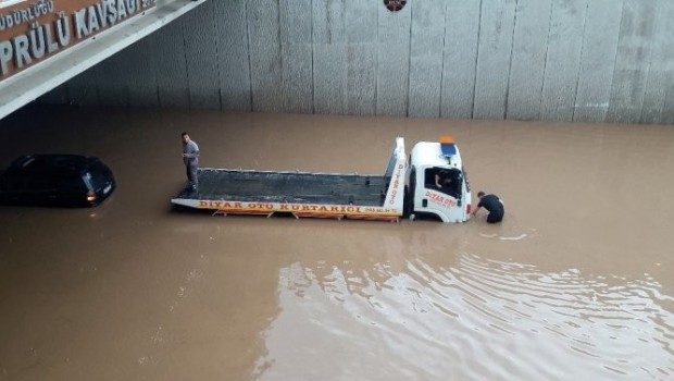 Diyarbakır'da sağanak yağış hayatı felç etti