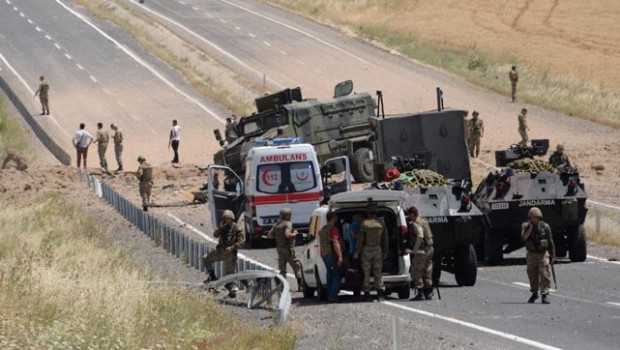 Lice'de askerlerin geçişi sırasında patlama