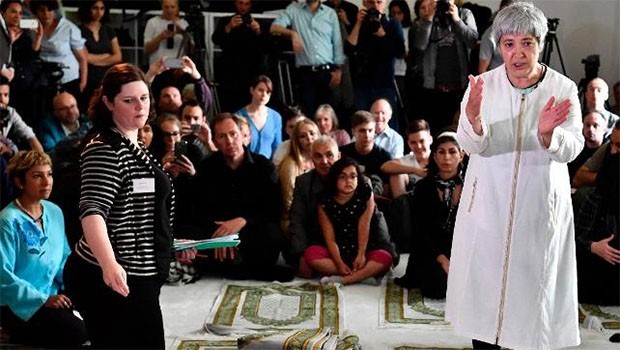 Almanya'da kadınlara başörtü zorunluluğu olmayan camii