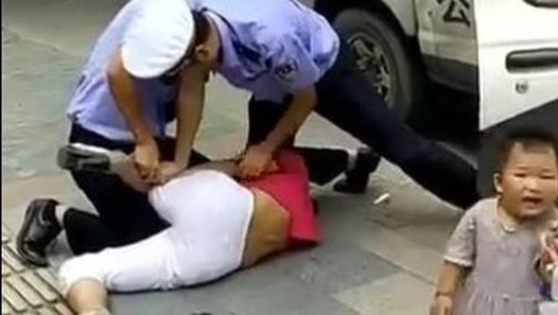 Çocuklu kadını döven polisi halk linç etti