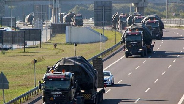 Türkiye'den Silopi sınırına  tank sevkiyatı