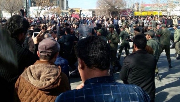 Doğu Kürdistan'da halk İran rejimine karşı ayakta protesto gösterileri sürüyor