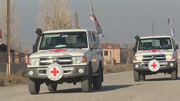 Kızılhaç Afrin ve Tel Rıfat'a yardım konvoyu gönderildiğini duyurdu