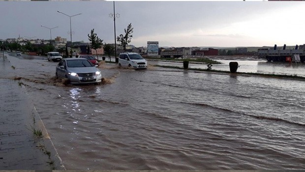 Diyarbakır- Mardin karayolu su altında kaldı