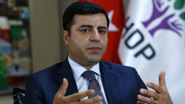 Demirtaş elindeki anketi paylaştı