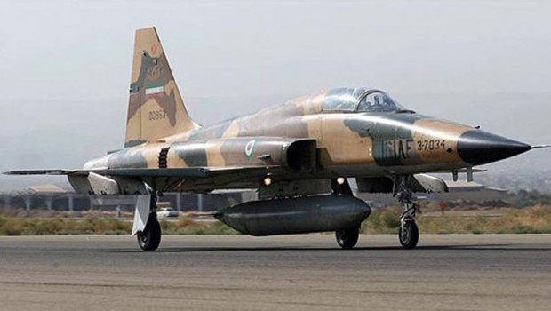 İran'da askeri uçak düştü