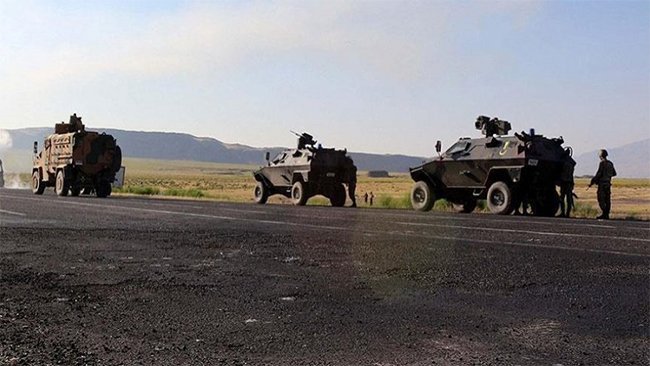 Hakkari’de askeri araç şarampole yuvarlandı