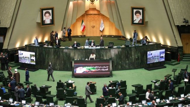 İran'da meclisin yarısı rejim yıkılsın istiyor!