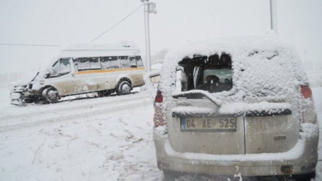 Ağrı'da kaza: 23 yaralı