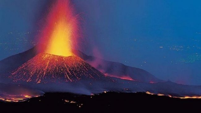 Etna Yanardağı yeniden faaliyete geçti: 130 deprem meydana geldi