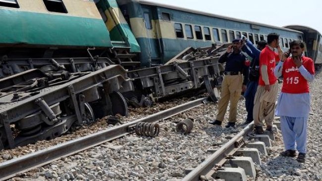 Pakistan’da yolcu trenine bombalı saldırı