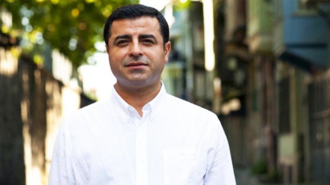 Demirtaş'a ödül vermeye gelen Fransız avukatlar Türkiye'ye alınmadı