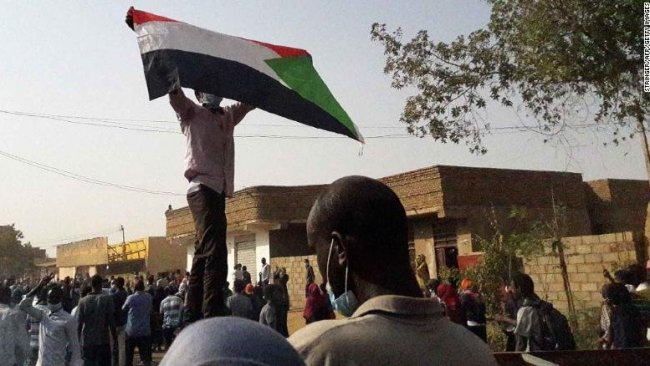 Sudan'da 30 yıllık diktatörlük bitti: Beşir istifa etti