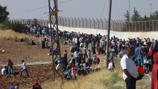 İdlib’den kaçan on binlerce sivil Türkiye’ye yöneldi