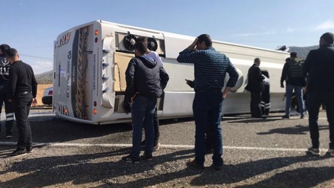 Bingöl'de yolcu midibüsü devrildi: 25 yaralı