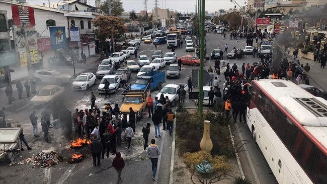 İran'da göstericiler Tahran'ın giriş-çıkış yollarını kapattı