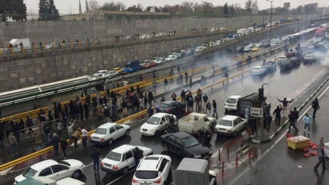 İran'da son durum: Gözaltı sayısı 1000'i buldu