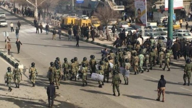 İran Devrim Muhafızları protestoculara karşı sokağa indi