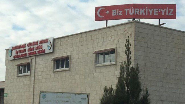 Urfa'da cezaevinin tepesine 'Biz Türkiye'yiz' yazılı tabela konuldu