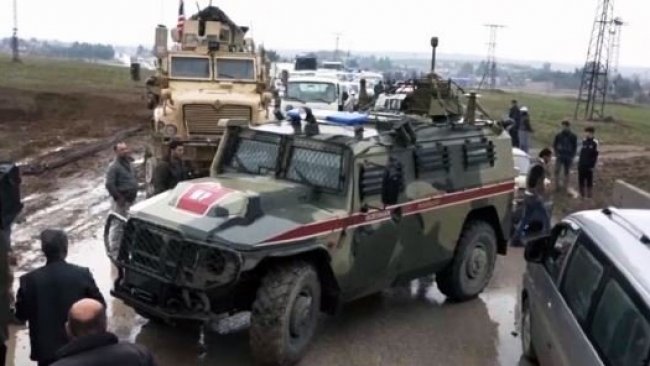 Rojava'da gerilim tırmandı...ABD güçleri Rus askerlerinin önünü kesti!