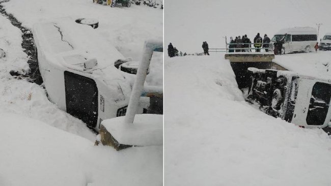 Van'da öğrenci servisi devrildi: Yaralılar var