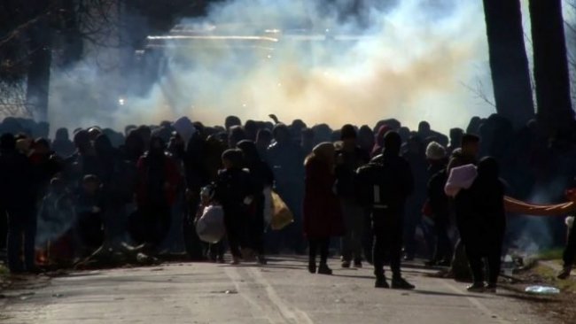 Sınır kapısındaki mültecilere Yunanistan’dan gazlı müdahale!