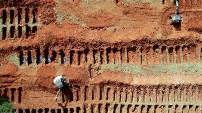 Brezilya'da koronavirüs nedeniyle toplu mezarlar kazılıyor