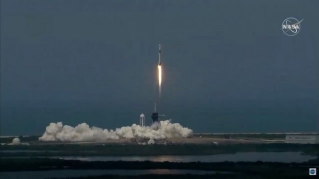 SpaceX'in ilk insanlı uzay mekiği başarıyla fırlatıldı