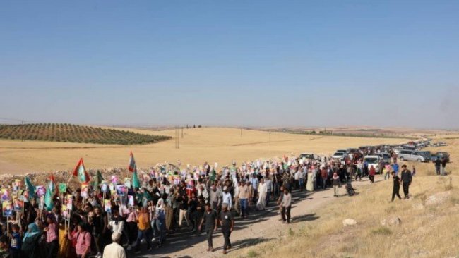 Kobane'de Rus üssüne protesto yürüyüşü