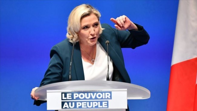 Fransa'da aşırı sağcı Le Pen'den 'başörtüsü yasaklansın' çağrısı