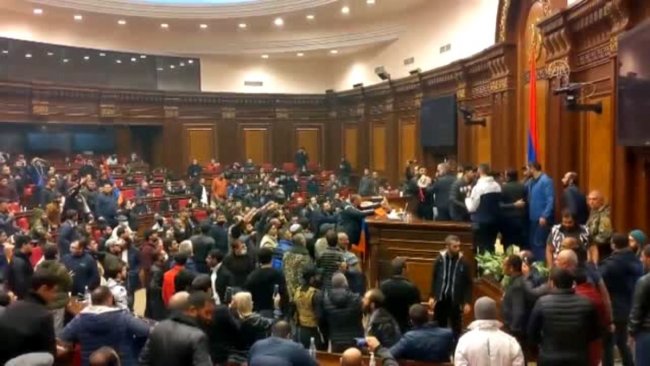 Ermenistan'da halk Dağlık Karabağ anlaşmasının ardından parlamento binasını bastı