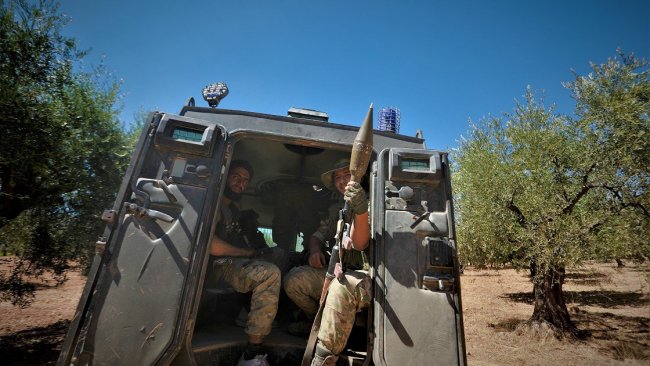 Afrin’de silahlı gruplar köylülerin zeytin ağaçlarını kesiyor